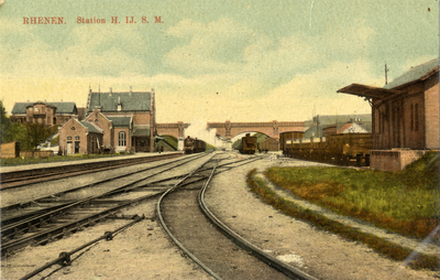 11905 Gezicht op het emplacement van het station van de H.IJ.S.M. (Hollandsche IJzeren Spoorweg-Maatschappij) te ...